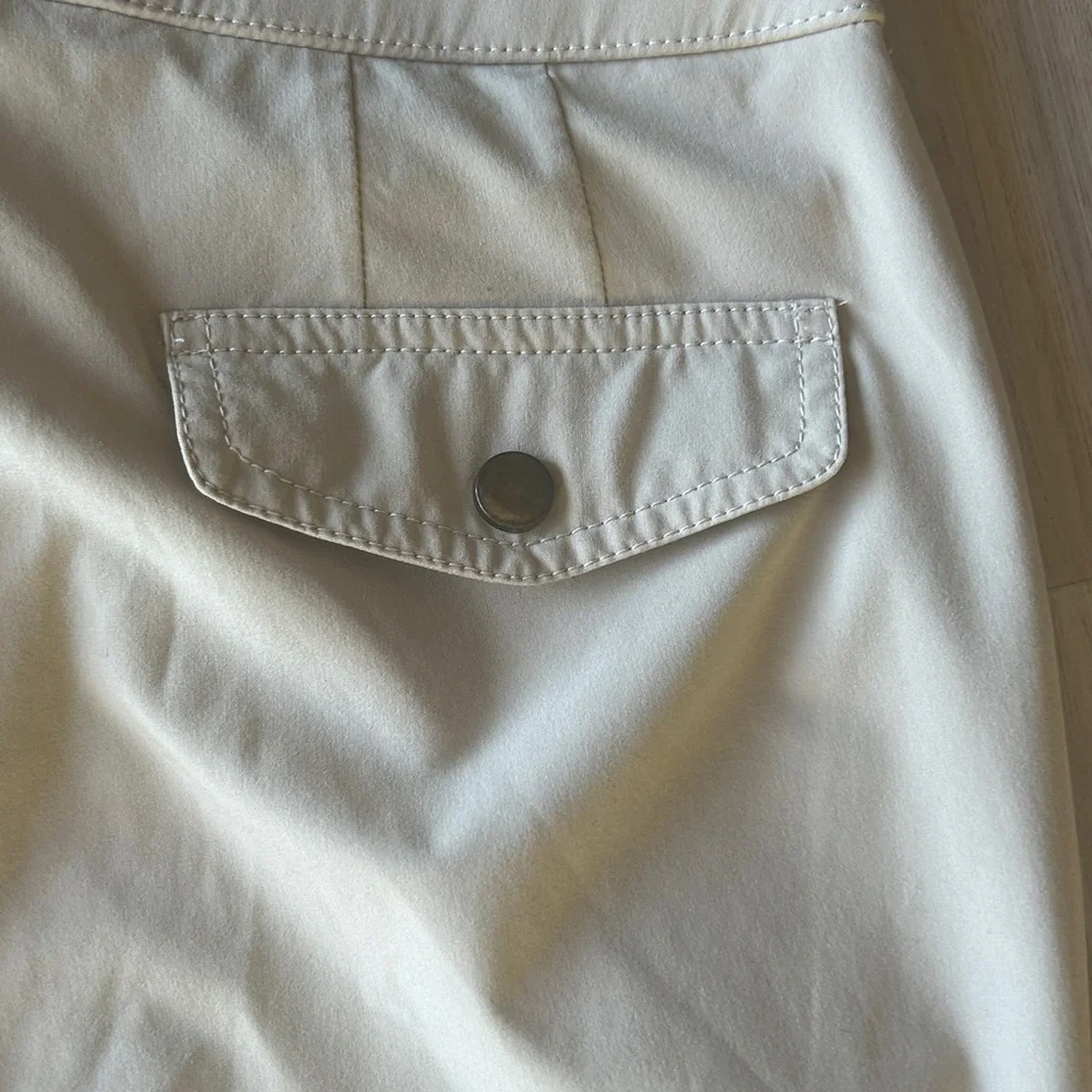 Chico's Zenergy Cargo Golf Shorts Women's 1.5 (10) Tan Khaki Travel Performance